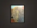 Jedna z najsłynniejszych obrazów Beksińskiego: surrealistyczna, złocista twarz wyłaniająca się z mroku, pełna tajemniczych detali.