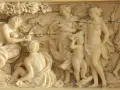 Rzeźba przedstawia scenę z mitologii, gdzie Parys wręcza jabłko Afrodycie. W tle boginie Hera i Atena.