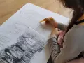 Młoda artystka szkicuje detale architektoniczne, przygotowując się do matury z architektury wnętrz.