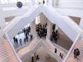 Praca w muzeum sztuki nowoczesnej: Jak przekuć pasję w karierę?
