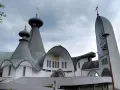 Nowoczesna cerkiew z charakterystyczną, falistą kopułą i wysoką, smukłą wieżą.