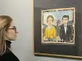Kobieta w okularach podziwia obraz Nikifora z parą w strojach ślubnych. Czy to najdroższy obraz Nikifora?