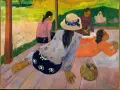Paul Gauguin, najsłynniejsze obrazy: kobiety na tarasie, jedna w kapeluszu, druga odpoczywa, trzecia prasuje.