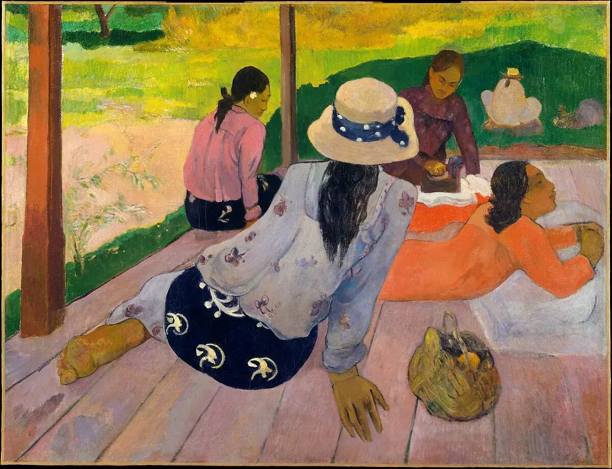 Paul Gauguin, najsłynniejsze obrazy: kobiety na tarasie, jedna w kapeluszu, druga odpoczywa, trzecia prasuje.