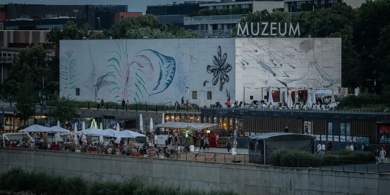 MSN Warszawa: Nowa siedziba na Placu Defilad i co z pawilonem nad Wisłą?