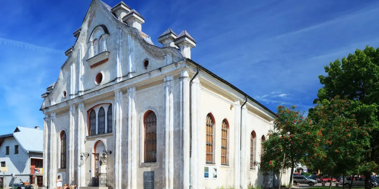 Wielka Synagoga w Pińsku, jeden z zabytków synagog w Polsce, pod błękitnym niebem.