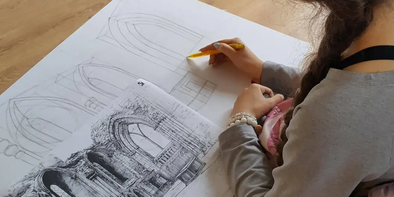 Młoda artystka szkicuje detale architektoniczne, przygotowując się do matury z architektury wnętrz.