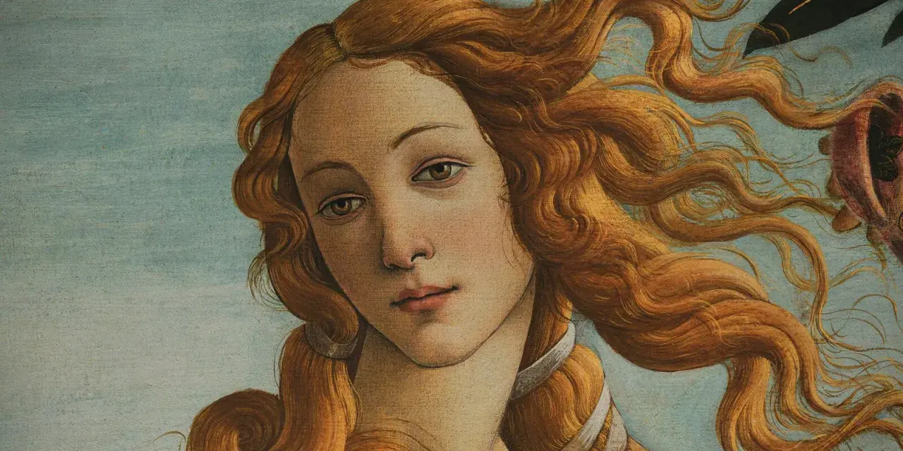 Portret Wenus z obrazu Sandra Botticellego. Jej złote włosy falują na błękitnym tle.