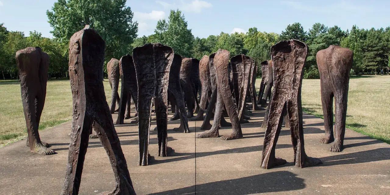 Nierozpoznani Abakanowicz: Co kryją bezgłowe rzeźby w Poznaniu?
