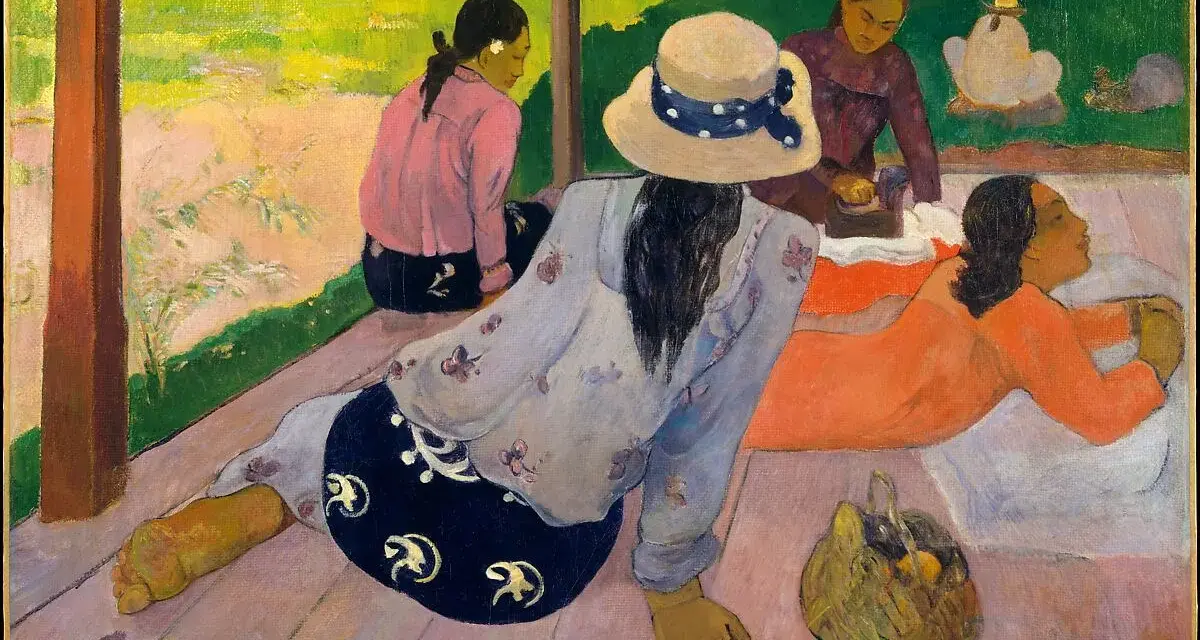 Paul Gauguin, najsłynniejsze obrazy: kobiety na tarasie, jedna w kapeluszu, druga odpoczywa, trzecia prasuje.
