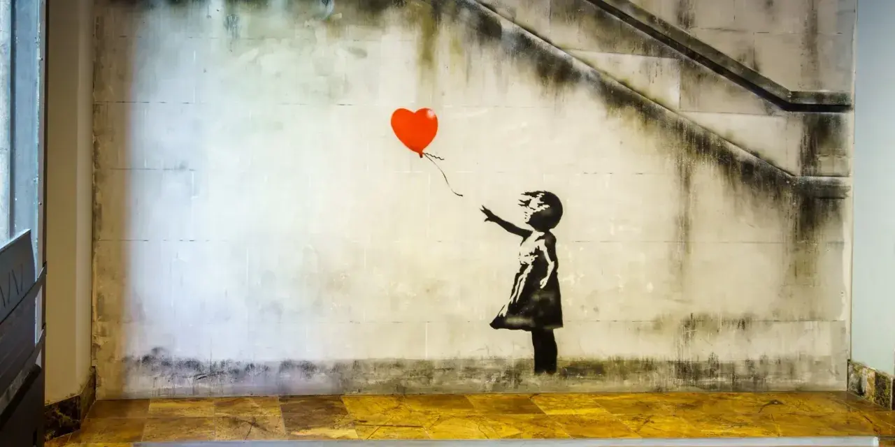Banksy dziewczynka z balonikiem, unoszącym się na tle schodów i zniszczonej ściany.
