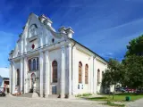 Wielka Synagoga w Pińsku, jeden z zabytków synagog w Polsce, pod błękitnym niebem.