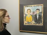 Kobieta w okularach podziwia obraz Nikifora z parą w strojach ślubnych. Czy to najdroższy obraz Nikifora?