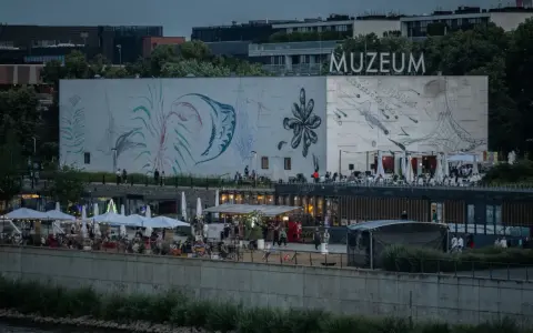 MSN Warszawa: Nowa siedziba na Placu Defilad i co z pawilonem nad Wisłą?