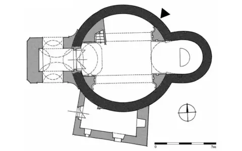 Plan architektoniczny budowli z centralną rotundą, absydą i przylegającymi pomieszczeniami. Skala 5m.