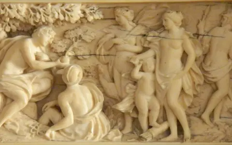 Rzeźba przedstawia scenę z mitologii, gdzie Parys wręcza jabłko Afrodycie. W tle boginie Hera i Atena.