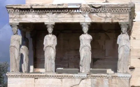 Sześć kamiennych kobiet, każda jako kariatyda, podtrzymuje architraw.