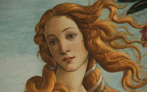 Portret Wenus z obrazu Sandra Botticellego. Jej złote włosy falują na błękitnym tle.