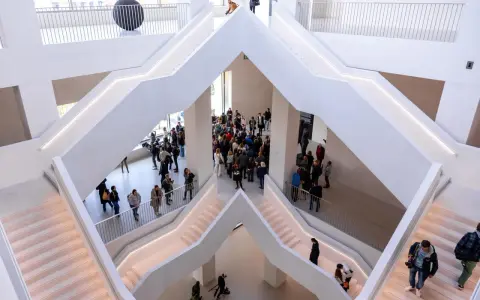 Praca w muzeum sztuki nowoczesnej: Jak przekuć pasję w karierę?