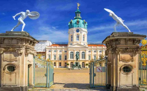 Pałac Charlottenburg w stylu **rococo**, z rzeźbami i złotymi bramami, zaprasza do zwiedzania.