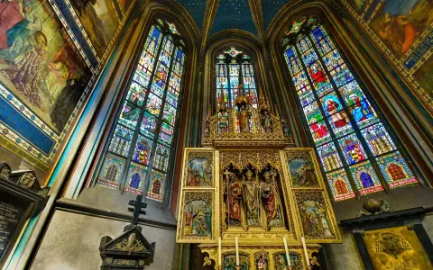 Wnętrze kościoła z witrażami i ołtarzem, przykład akademizmu.