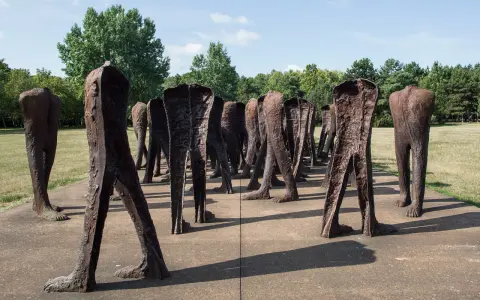 Nierozpoznani Abakanowicz: Co kryją bezgłowe rzeźby w Poznaniu?