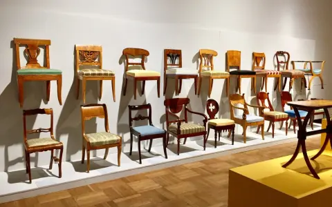 Kolekcja krzeseł w stylu biedermeier, prezentująca elegancję i prostotę epoki.