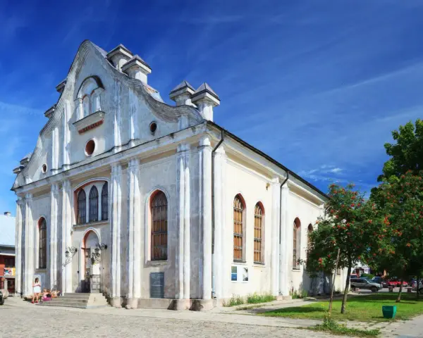 Wielka Synagoga w Pińsku, jeden z zabytków synagog w Polsce, pod błękitnym niebem.