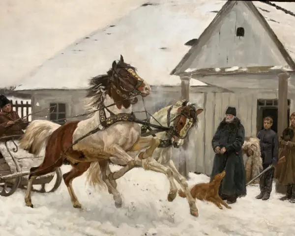 Zimowy dzień, czwórka koni w zaprzęgu pędzi przez śnieg. W tle chata i ludzie.