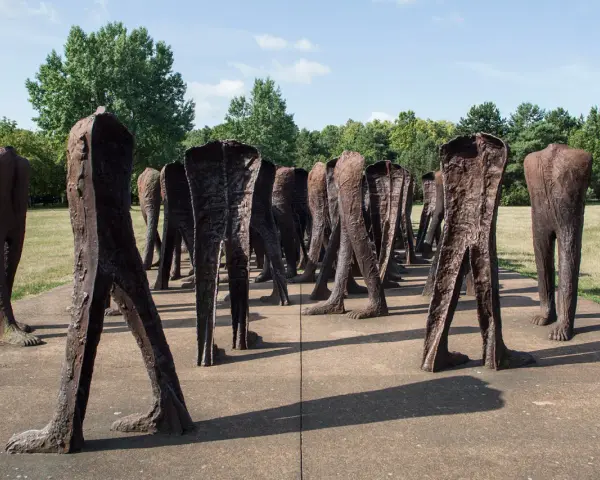 Nierozpoznani Abakanowicz: Co kryją bezgłowe rzeźby w Poznaniu?