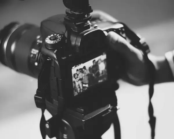 Kamera w muzeum sztuki: Fotografuj legalnie i z klasą!