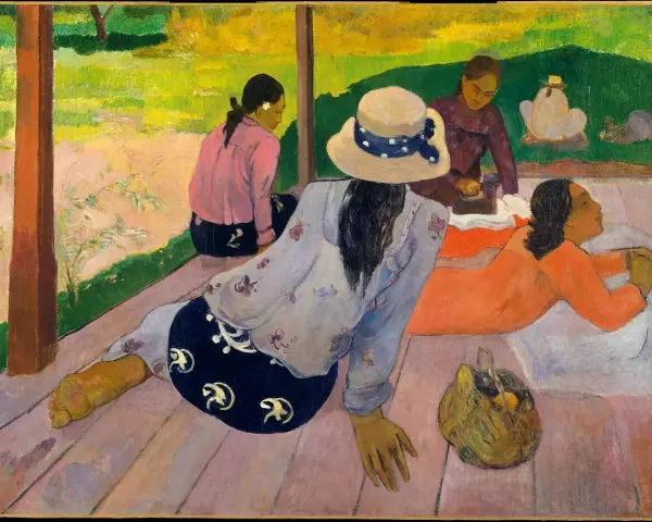 Paul Gauguin, najsłynniejsze obrazy: kobiety na tarasie, jedna w kapeluszu, druga odpoczywa, trzecia prasuje.