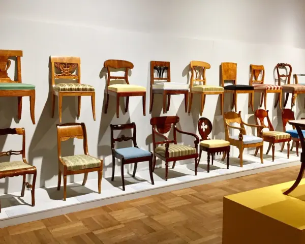 Kolekcja krzeseł w stylu biedermeier, prezentująca elegancję i prostotę epoki.
