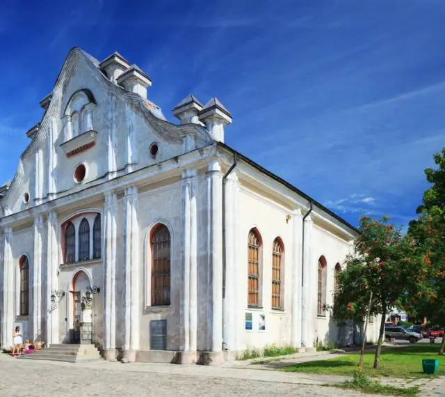 Wielka Synagoga w Pińsku, jeden z zabytków synagog w Polsce, pod błękitnym niebem.