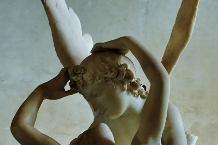 Rzeźba Amor i Psyche. Skrzydlaty Amor budzi pocałunkiem śpiącą Psyche, ich ciała splatają się w czułym uścisku.