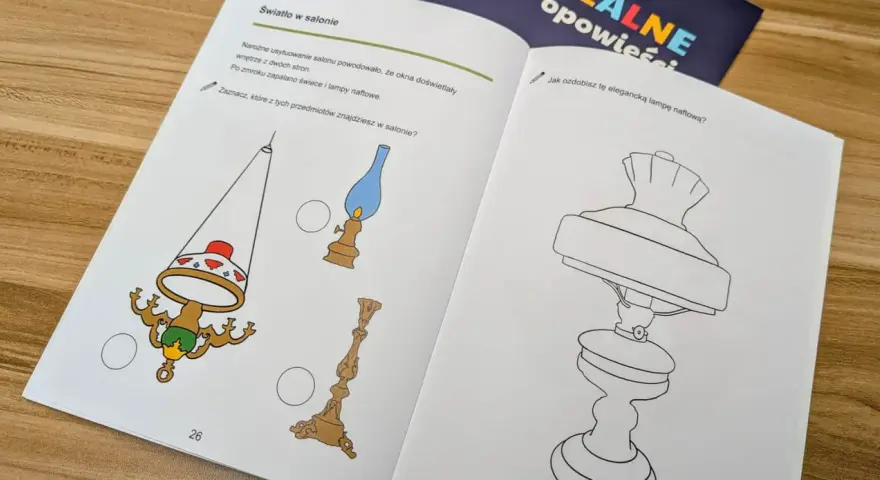 Książka z zadaniami dla dzieci, na stronach rysunki świec i lamp naftowych, zachęcające do nauki i zabawy.