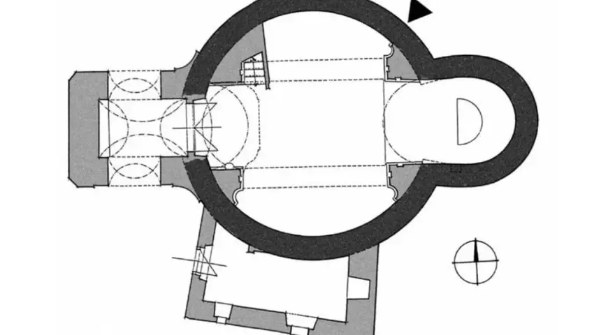 Plan architektoniczny budowli z centralną rotundą, absydą i przylegającymi pomieszczeniami. Skala 5m.