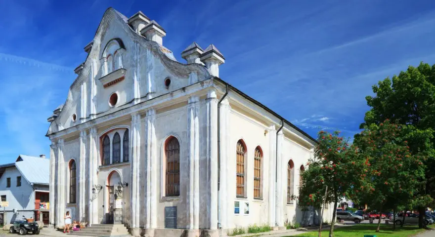 Wielka Synagoga w Pińsku, jeden z zabytków synagog w Polsce, pod błękitnym niebem.