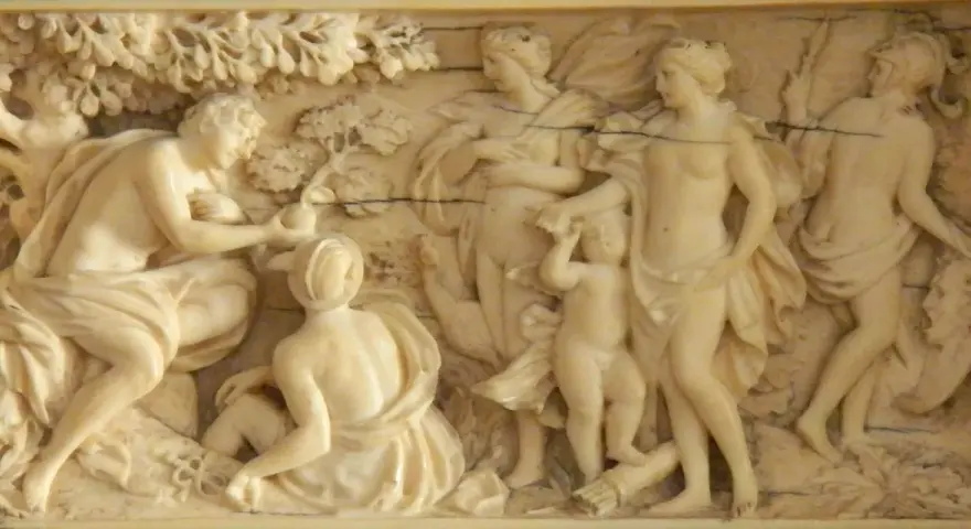 Rzeźba przedstawia scenę z mitologii, gdzie Parys wręcza jabłko Afrodycie. W tle boginie Hera i Atena.