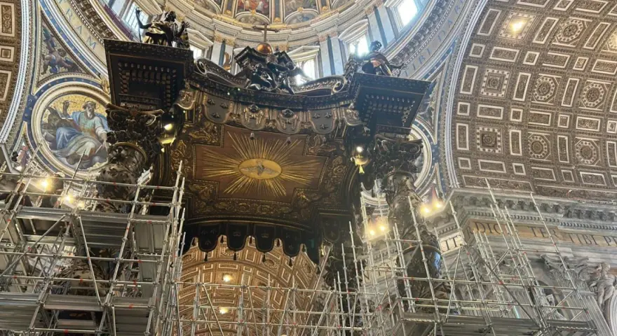 Wnętrze bazyliki z rusztowaniami wokół wspaniałego cyborium. Złoty dysk z gołębicą Ducha Świętego na suficie.