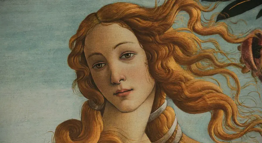 Portret Wenus z obrazu Sandra Botticellego. Jej złote włosy falują na błękitnym tle.