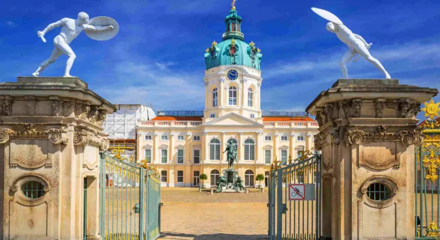 Pałac Charlottenburg w stylu **rococo**, z rzeźbami i złotymi bramami, zaprasza do zwiedzania.