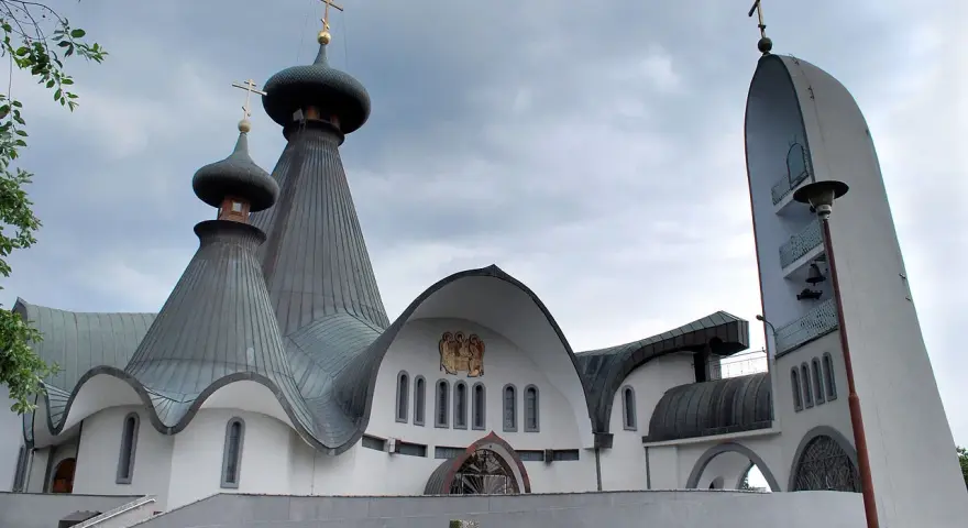 Nowoczesna cerkiew z charakterystyczną, falistą kopułą i wysoką, smukłą wieżą.
