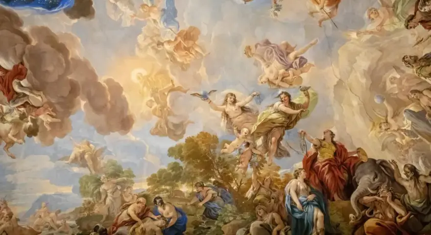 Barokowy fresk na suficie ukazuje niebiańską scenę z postaciami mitologicznymi, aniołami i chmurami, pełną dynamiki i przepychu.