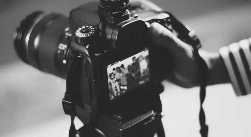 Kamera w muzeum sztuki: Fotografuj legalnie i z klasą!