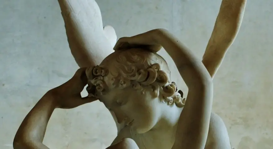 Rzeźba Amor i Psyche. Skrzydlaty Amor budzi pocałunkiem śpiącą Psyche, ich ciała splatają się w czułym uścisku.