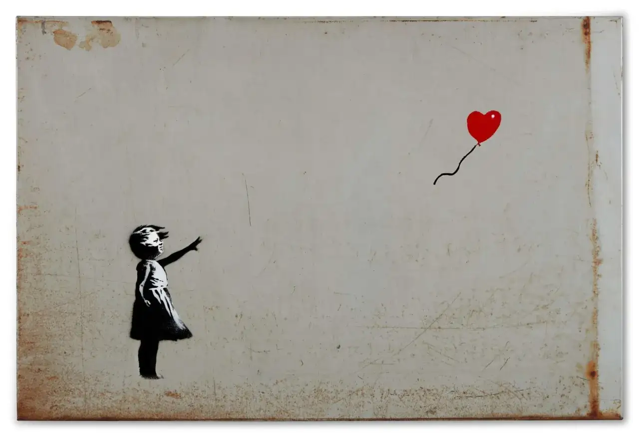 Banksy dziewczynka z balonikiem, smutna postać w czerni wyciąga rękę do czerwonego serca unoszącego się na tle zardzewiałej ściany.