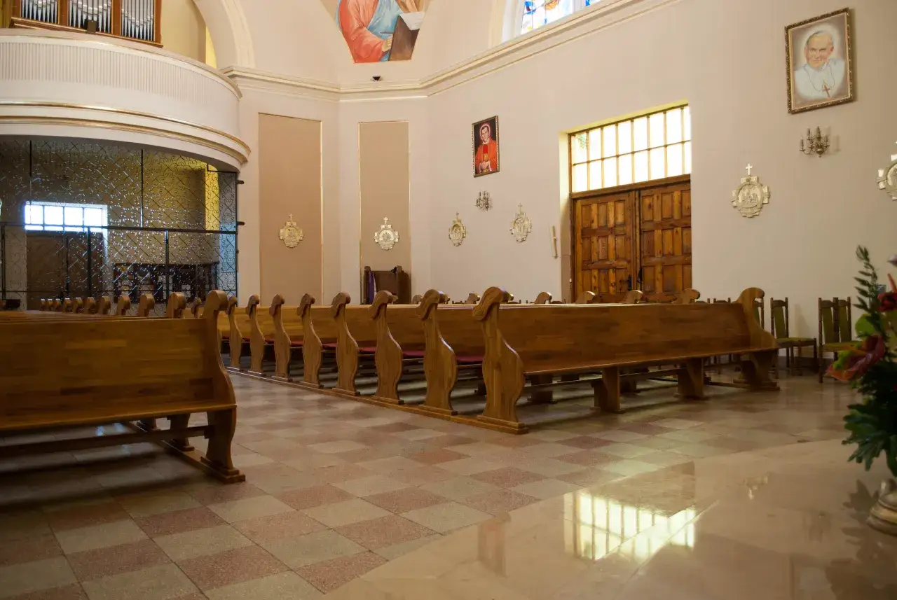 Drewniane, ozdobne ławy w prezbiterium kościoła, czekają na wiernych.