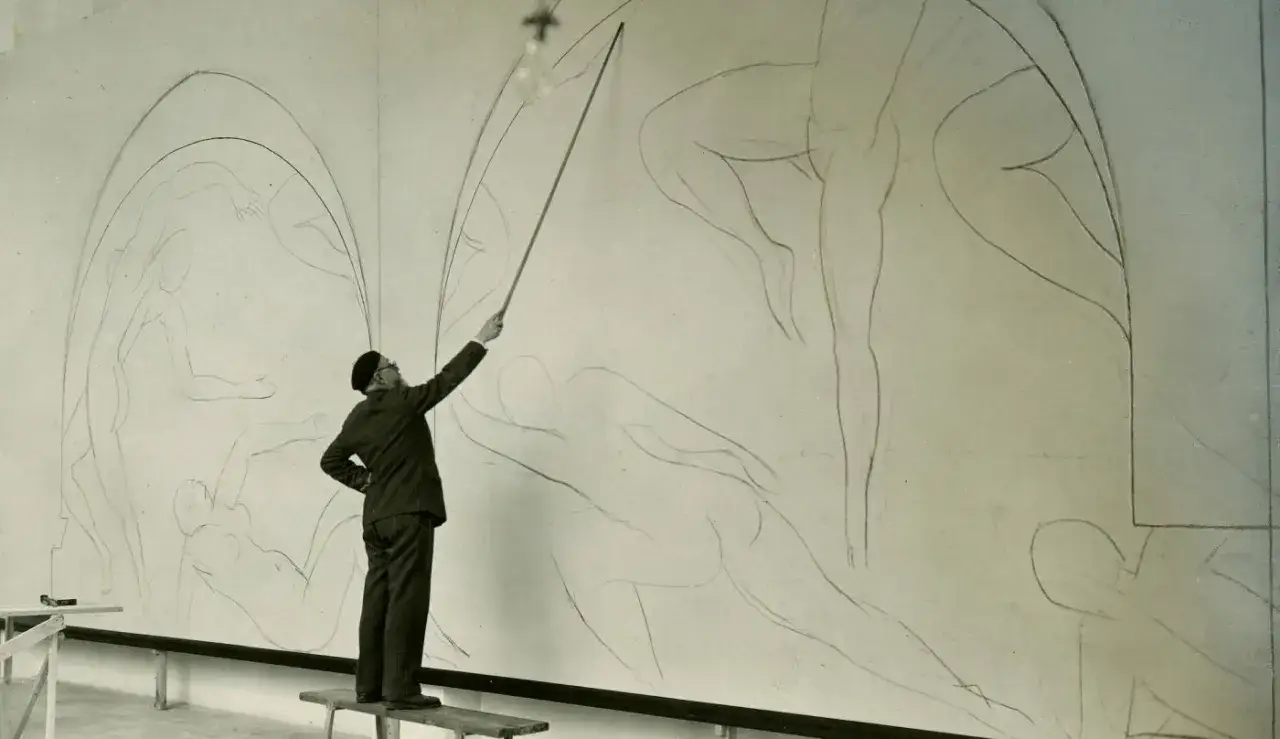 Henri Matisse kieruje pracą nad szkicem do 