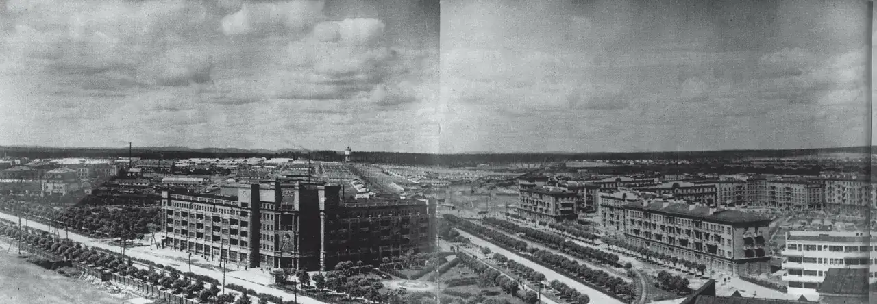 Rozległe osiedle z charakterystyczną sowiecką architekturą lat 30. XX wieku, z dominującymi blokami mieszkalnymi i przemysłowymi.